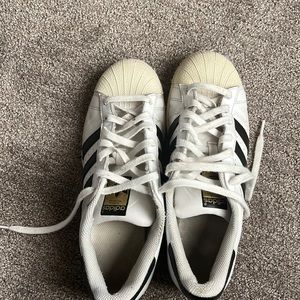 Adidas superstar.